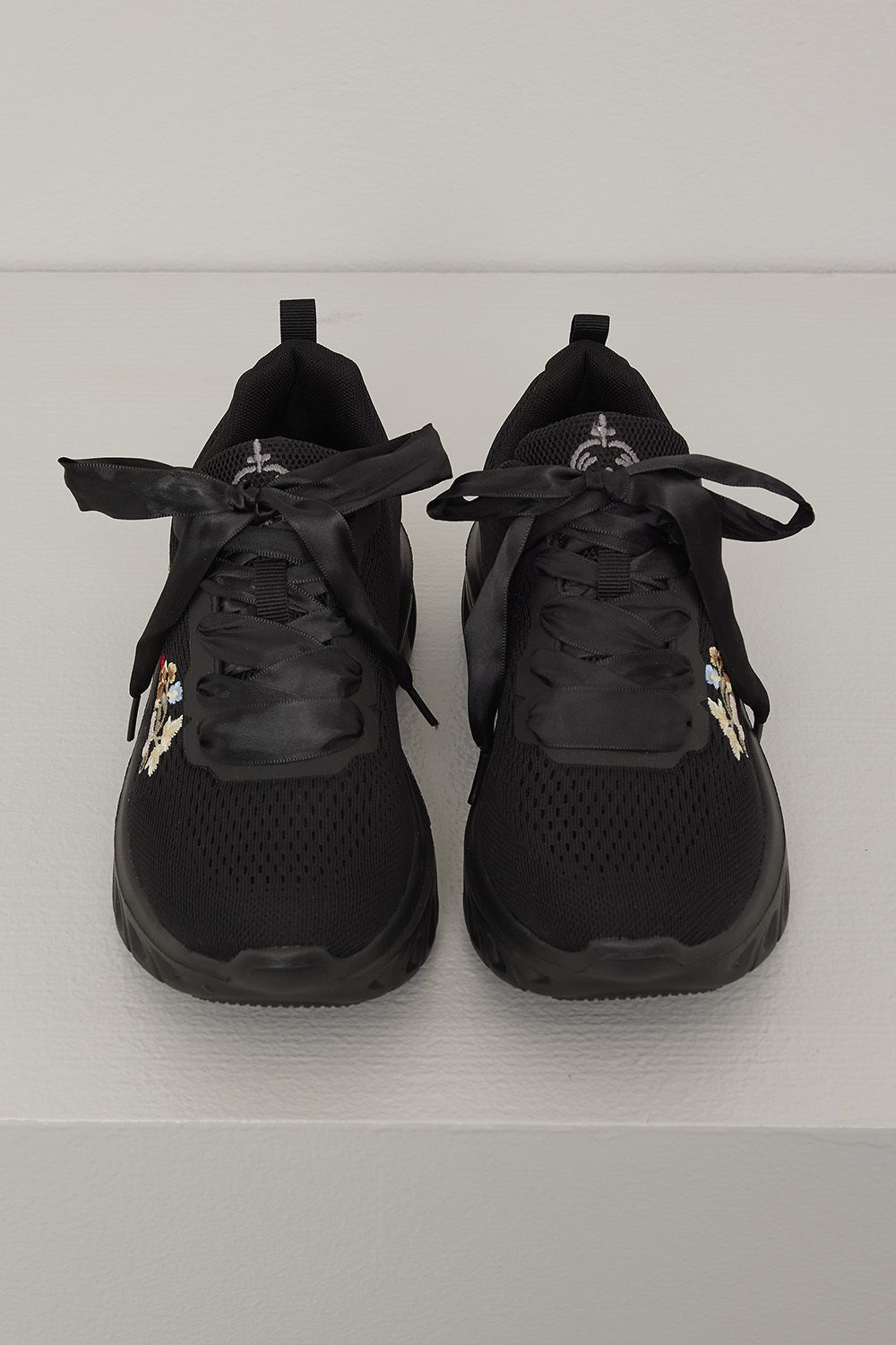 Women's bunad sneaker with embroidery-black