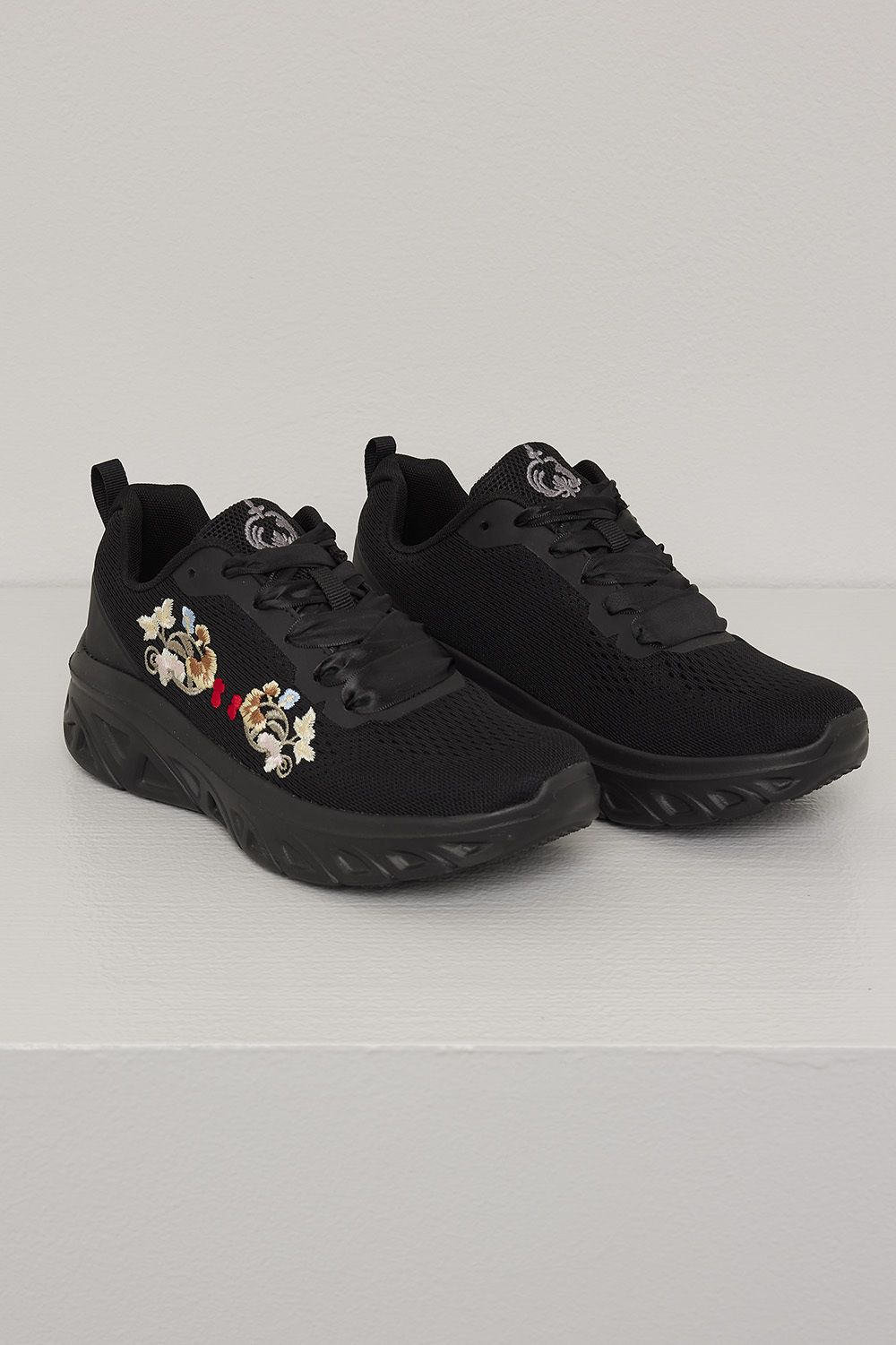 Women's bunad sneaker with embroidery-black