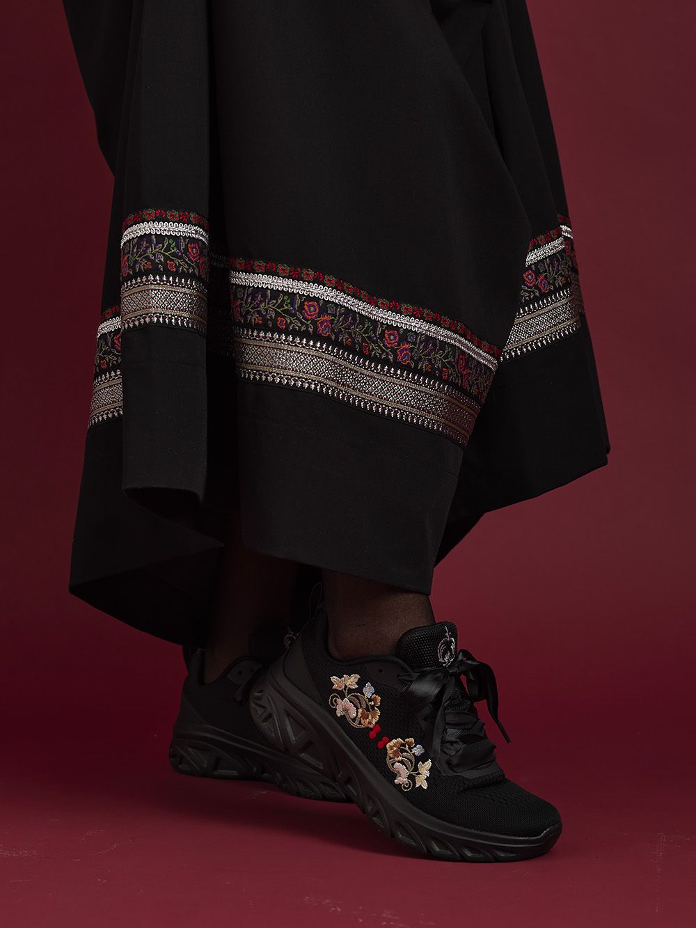 Women's bunad sneaker with embroidery-black