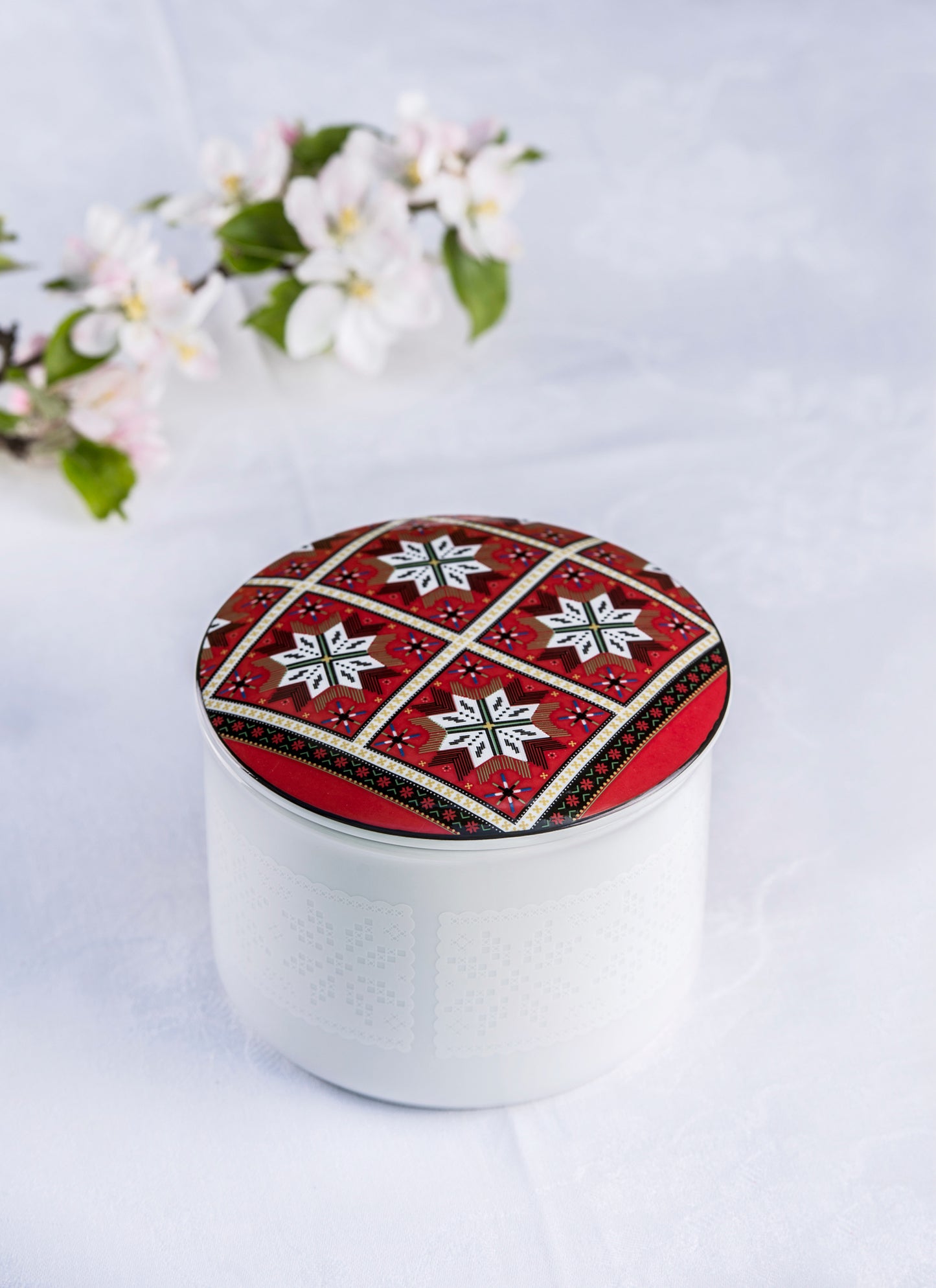 Porcelain jewelry box-Hardanger/large