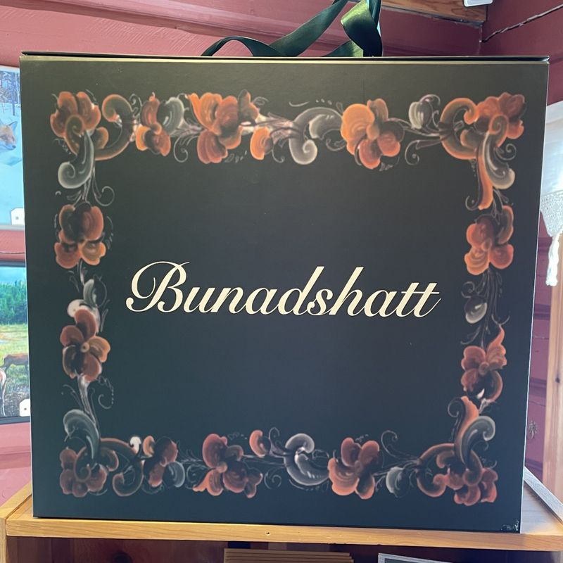 Bunad hat box